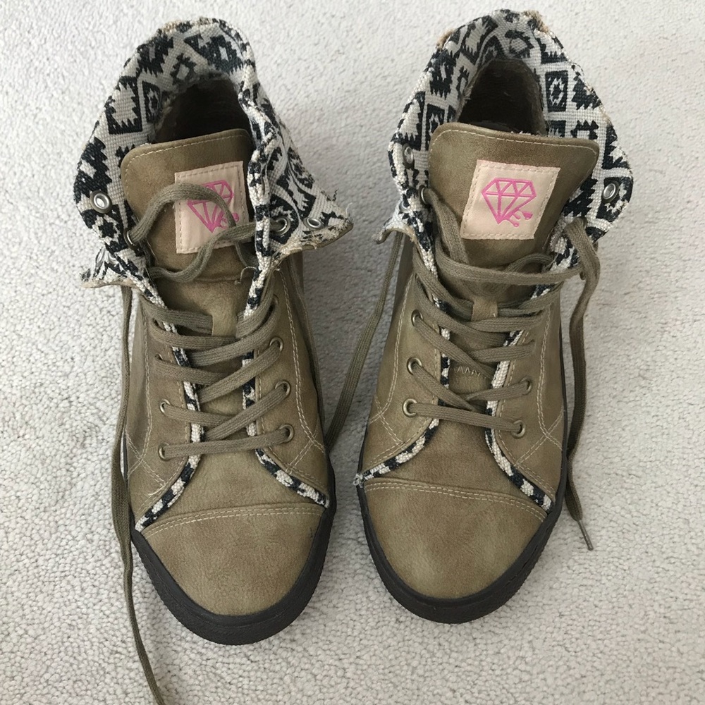 Ankle height shoes size 10